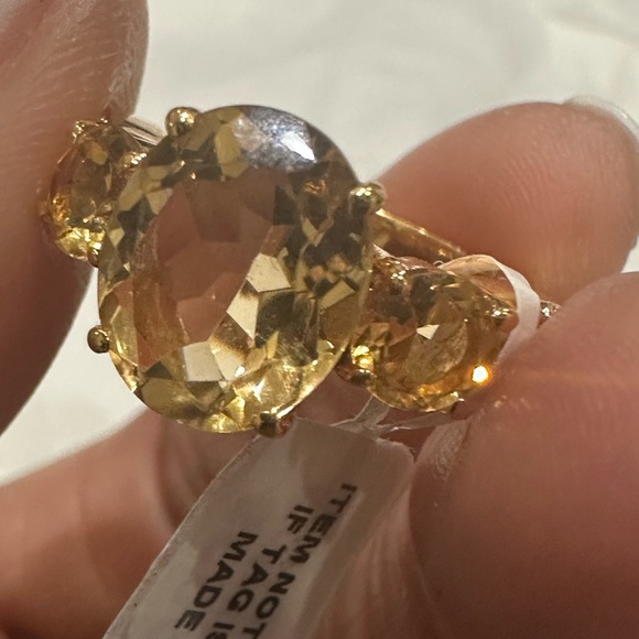 Elegant Gold Ring with Yellow Gemstones - Picture 7 of 12